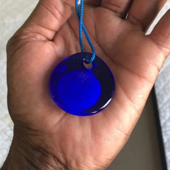Blue hand blown glass eye charm - Picture 3 of 3